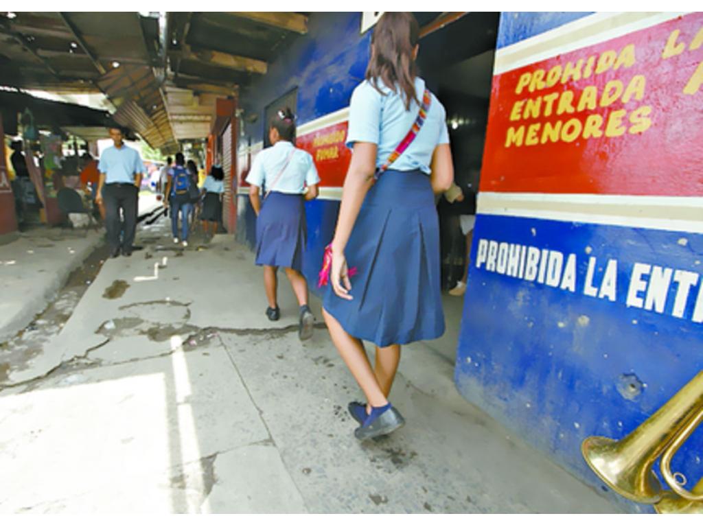 Bares y parrilladas quedan cerca de las escuelas en San Miguelito .(Carlos Lemos.)
