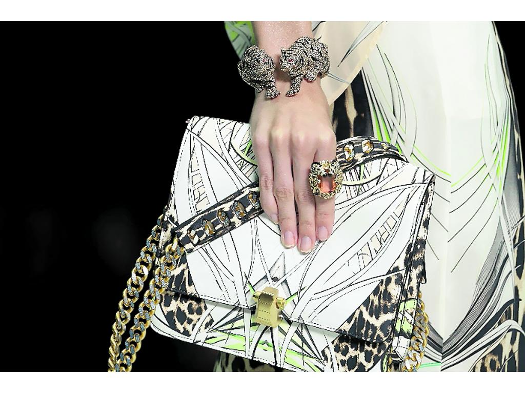 Cartera. Roberto Cavalli propone el animal print de leopardo para sus accesorios. Las pulseras y anillos llevan la misma escencia.()