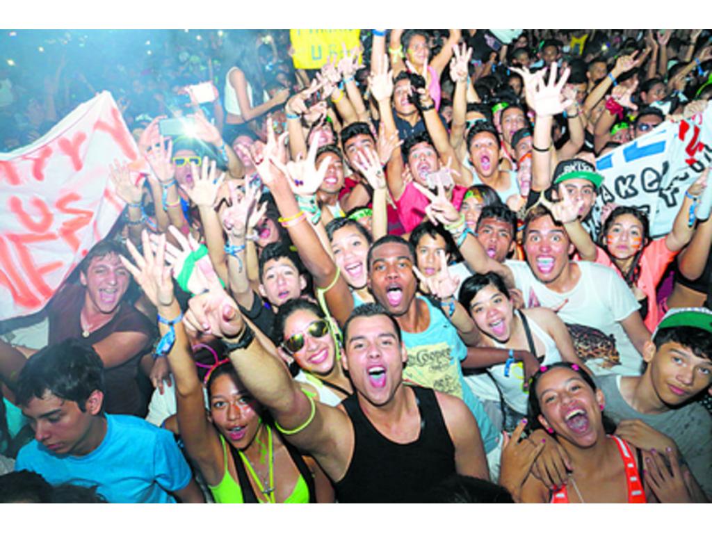 En la noche, el público se mantuvo muy dinámico con la música.