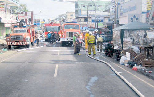 <p>Afectados. Bomberos reciben atención médica.</p>