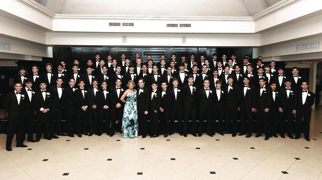 Elegantes caballeros acompañantes de las debutantes 2012.()