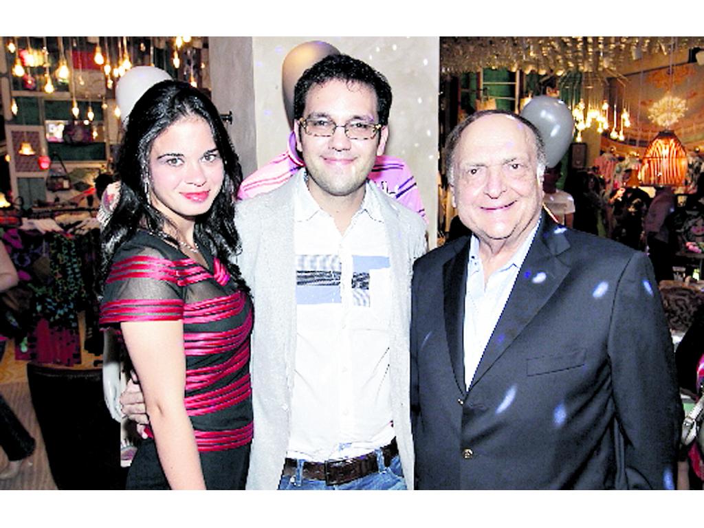 2. Estella Cohen, Ehud Bottaro y Joseph Harari. ()