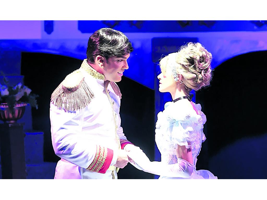 Musicales. Cenicienta, el musical fue interpretado por Analía Núñez y Miguel Herrera.()
