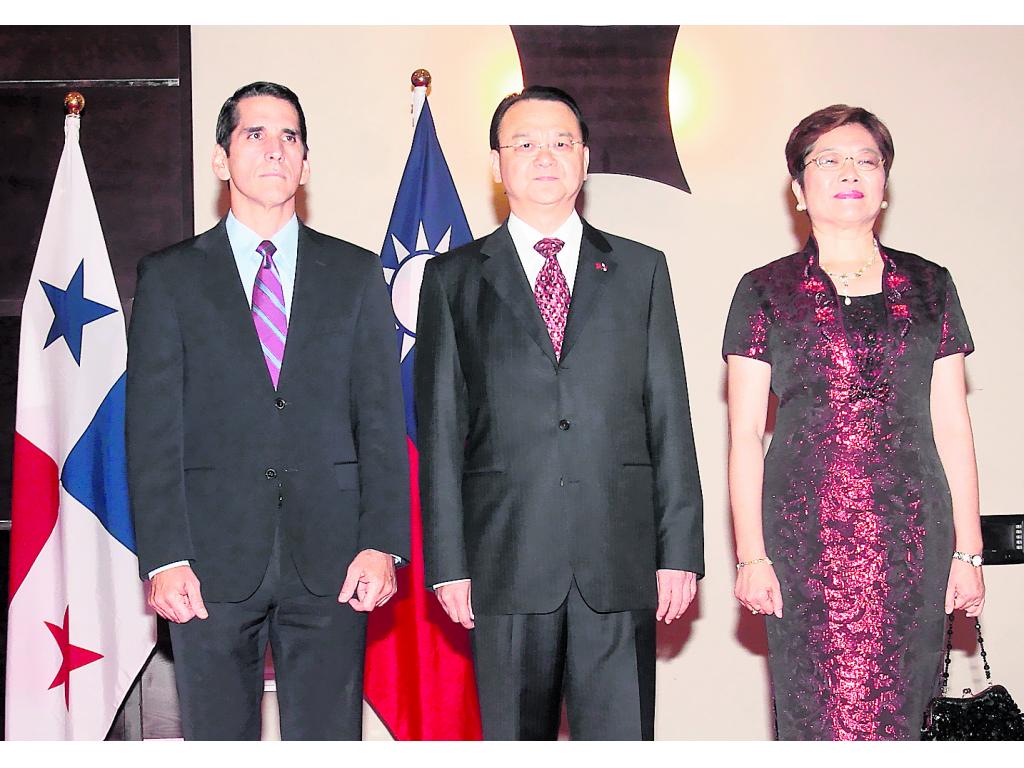 Rómulo Roux, Dr. Diego L. Chou y Celia de Chou.(Omar Morales)
