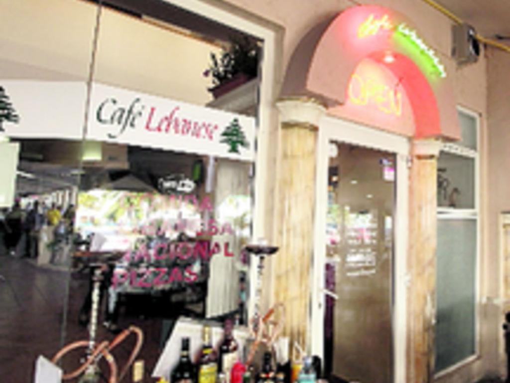 Decenas de tiendas para comprar souvenirs, ropa, accesorios y más.(Carlos Lemos)
