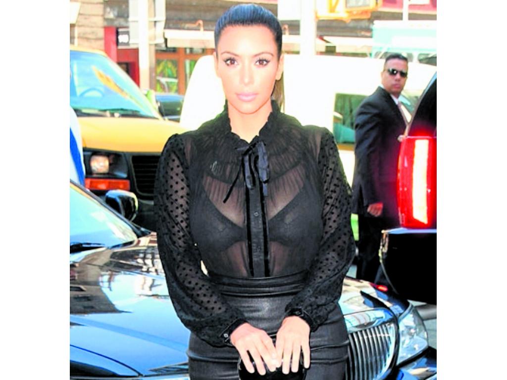 Kim Kardashian se atrevió a lucir la tendencia tras anunciar su embarazo. La artista no fue bien vista con esta prenda que dejó al aire sus grandes atributos. ()