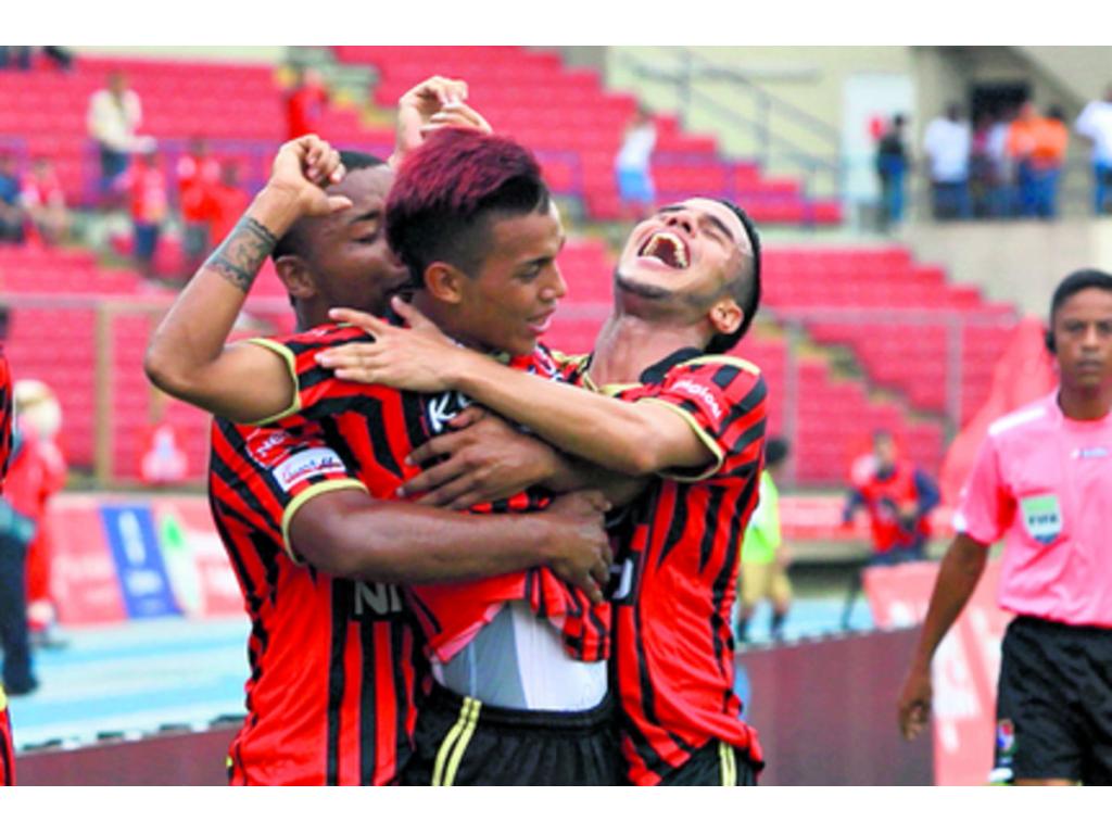 José y Darwin Pinzón muestran el suéter y las medallas de campeón que lograron con el Sporting San Miguelito en el pasado Clausura. Junto a ellos, su mejor amigo, el balón de fútbol.