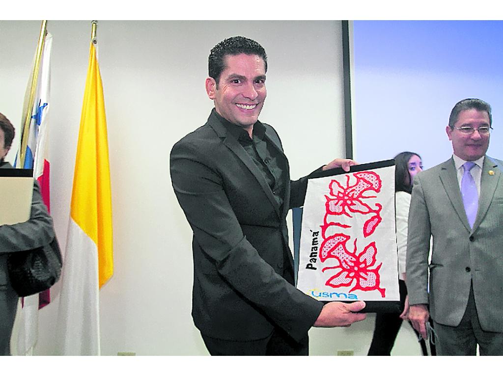 Reconocimiento. La USMA le obsequió una placa.()
