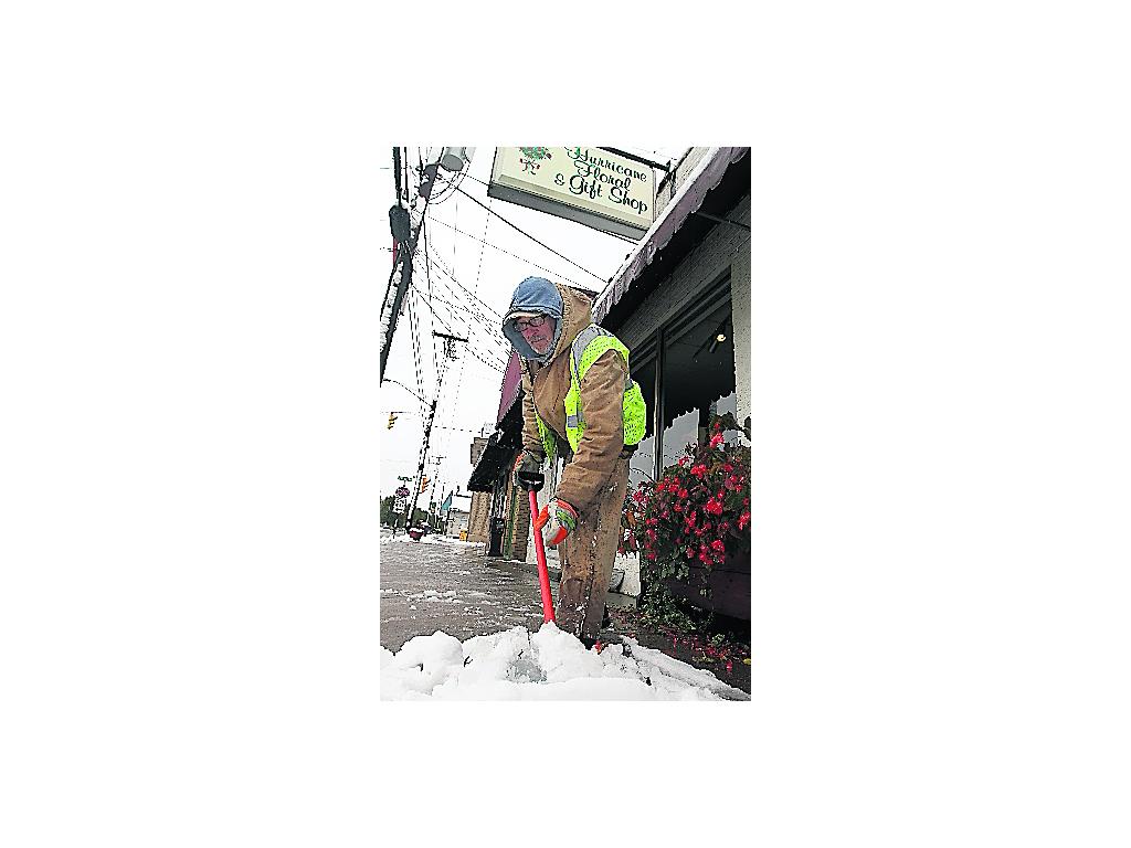 En Virginia quitan la nieve.(AP)