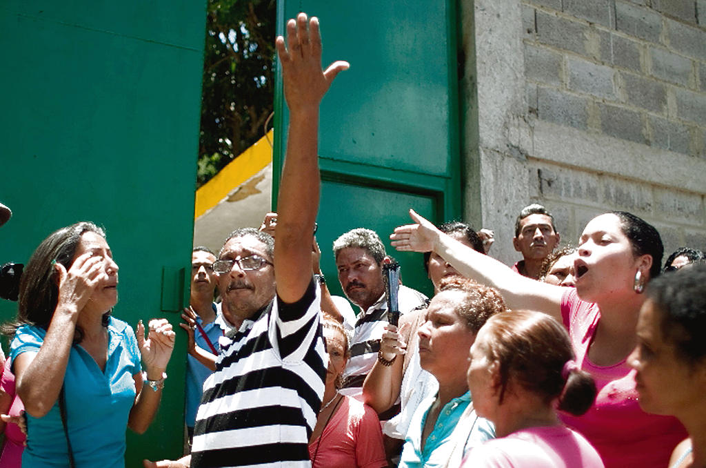 Disgusto. Un grupo de personas exigen respuestas.(EFE)