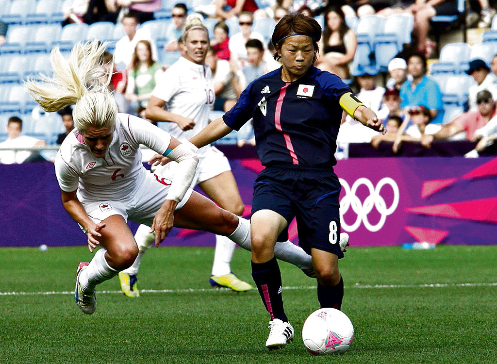 Marcó. Aya Miyama (dcha.) anotó el segundo gol de Japón.(AP)