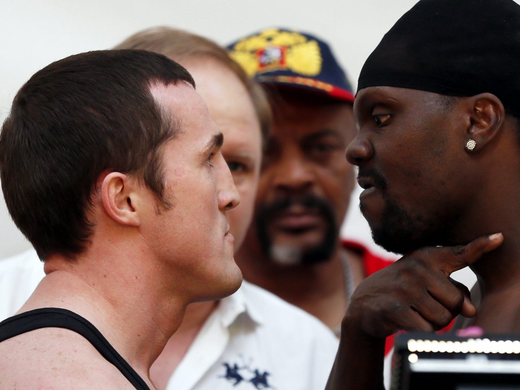 El actual campeón de peso semipesado de la WBA, el ruso Denis Lebedev (i), y su rival por el título, el panameño Guillermo Jones (d), posan durante la ceremonia oficial de pesaje en Moscú.Foto/EFE.