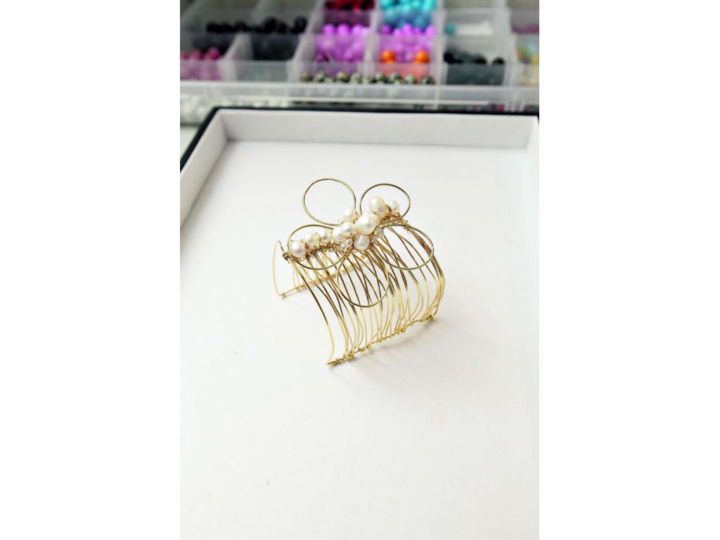 Brazalete con incrustaciones de perlas. Ideal para un coctel.