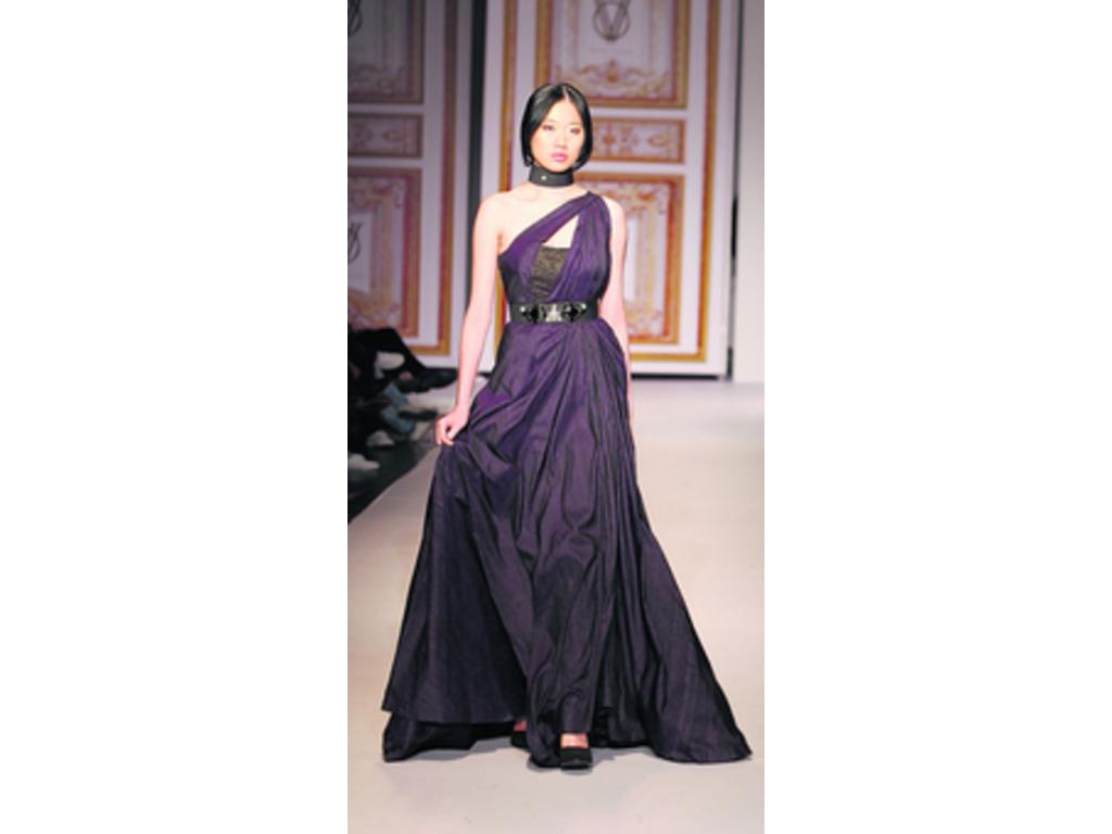 Este es un color que no puede faltar dentro de cualquiera colección. El negro es un clásico en vestidos one shoulder, pues hace que quien lo porte se vea radiante.(Clásico)