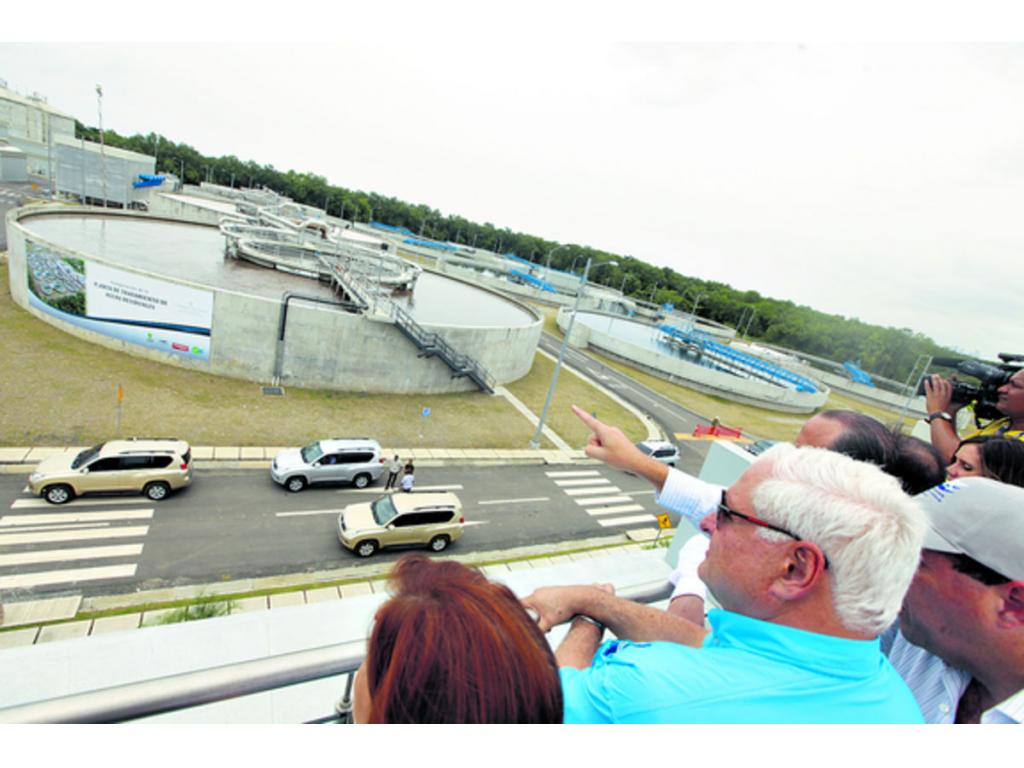 Autoridades gubernamentales apreciaron y recorrieron toda la obra.(Carlos Lemos)