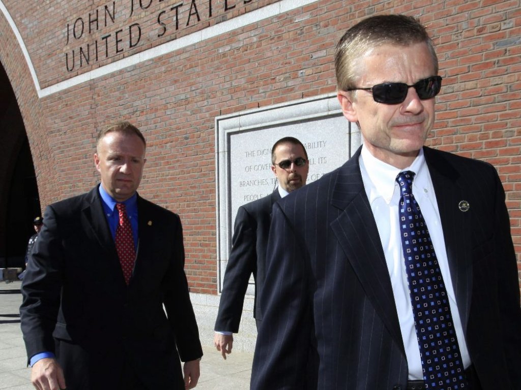 Richard DesLauriers (d), agente especial a cargo de la División de la Oficina Federal de Investigaciones Boston, sale de la Corte Federal John Joseph Moakley después de que Azamat Tazhayakov, Dias Kadyrbayev y Robel Phillipos fueron acusados de obst