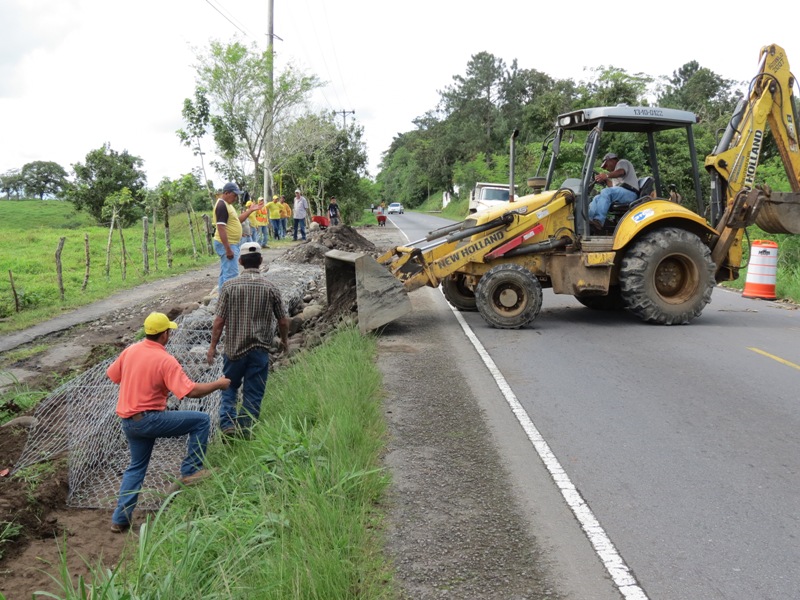 Maquinas del ministerio de Obras Públicas, proceden a realizar los trabajos de adecuación de la vía a la altura de Cuesta de Piedra. Foto/Cortesía MOP<br>