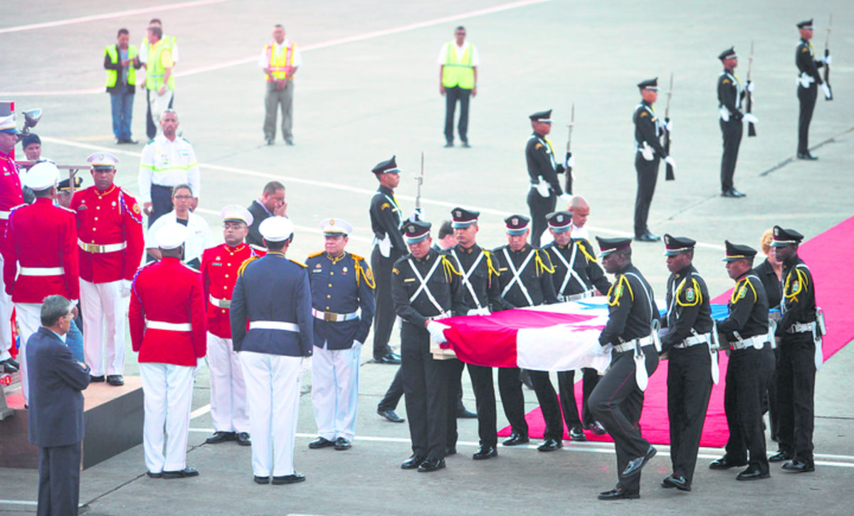 Ayer llegó al país procedente de España la bandera del 9 de enero. La misma estaba en una urna con control de temperatura para protegerla(Carlos Lemos)