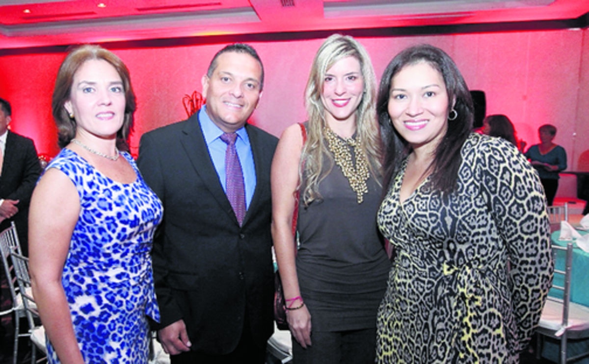 5. Evelyn Barrera, Luis Carlos Araúz, Ángela Benedetti y Sherly Batista.