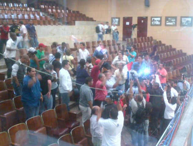Manifestantes entran al pleno de la Asamblea Nacional. Foto/Aminta Bustamante<br>