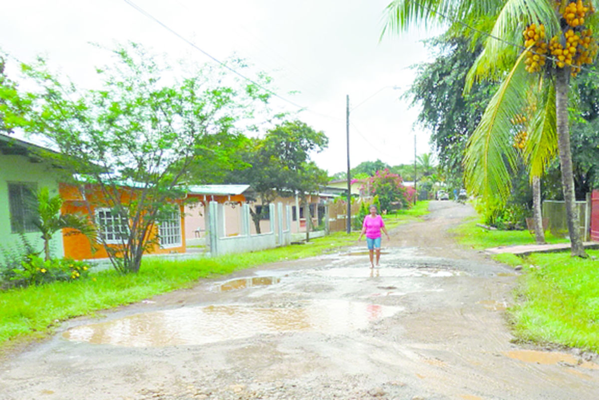 Las personas tienen, muchas veces, que caminar entre charcos.(Melquiades Vásquez A.)