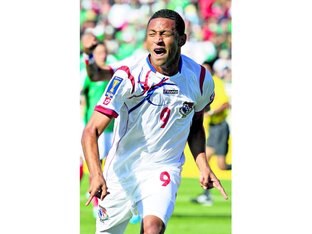 Cecilio Waterman (izq.) espera cerrar bocas con sus goles.(Archivo)