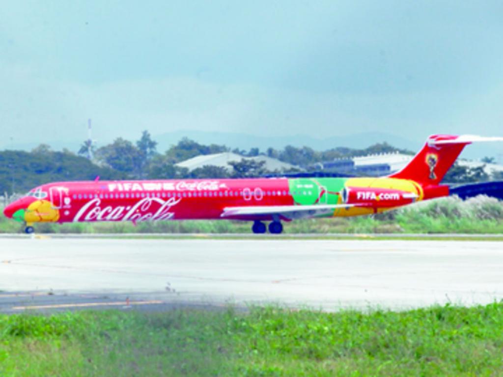 2. Avión oficial de la gira en el que llegó la Copa Mundial de la Fifa.