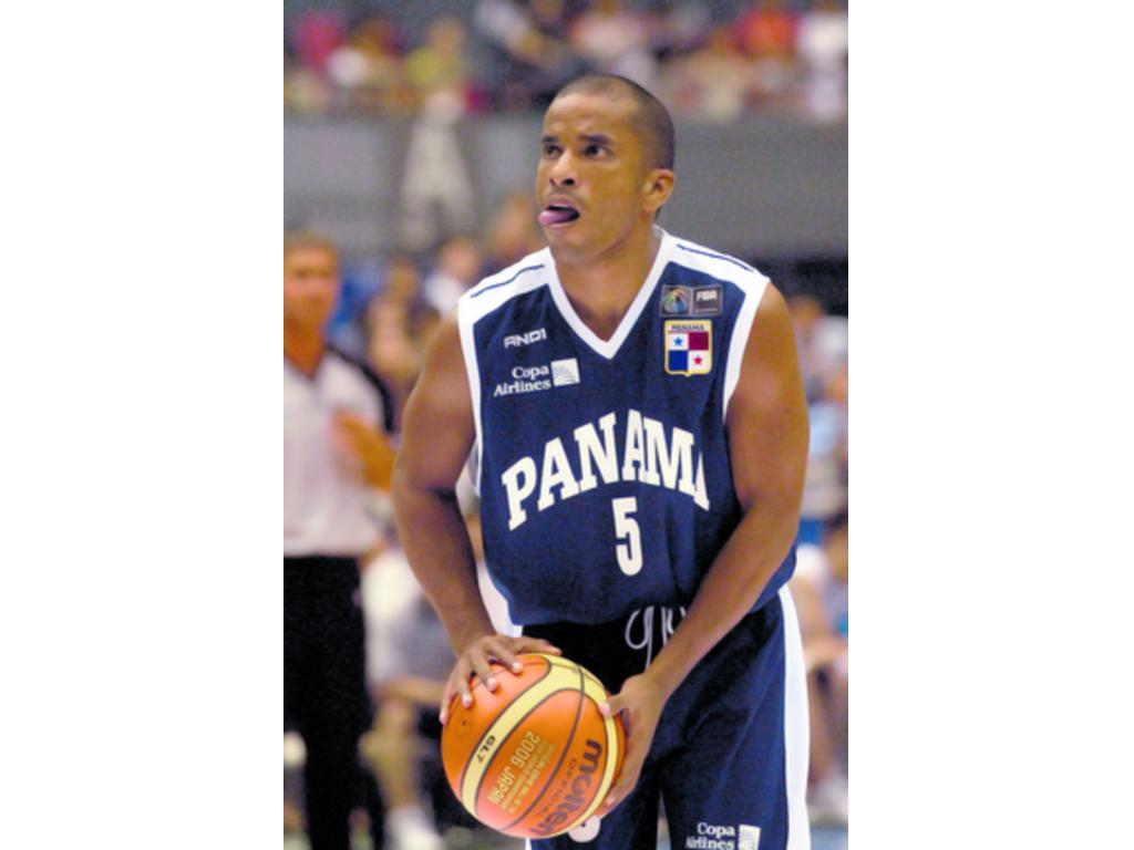 Jair Peralta se dispone a tirar un tiro libre, durante el partido disputado contra la selección japonesa en el Mundial 2006.(Archivo)