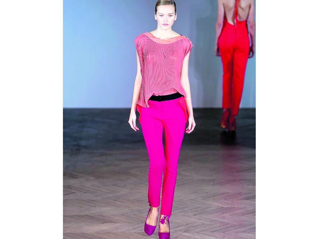 Luis Buchinho. ¡Wee! el Color Block aún no se va. Esta firma presentó su colección 2013, la cual cuenta con colores vivos con toques de negro. ¡Muy fashion!()