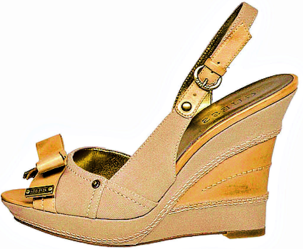 Guess. La firma de accesorios y moda juvenil trae estas sandalias en diversas tonalidades de cremas. ()