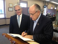 Momentos en que firma el acta donde apoya al Canal para el Premio Príncipe de Asturias. Foto/Cortesía de la ACP