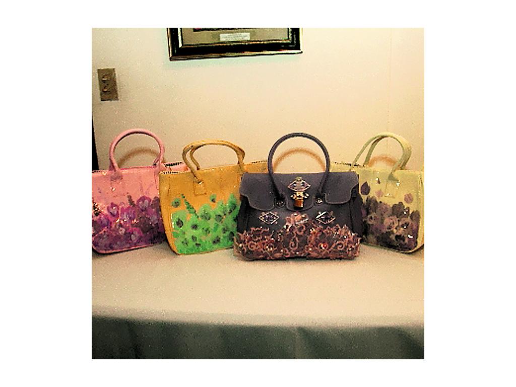 Bolsos pintados a mano.(Omar Morales.)