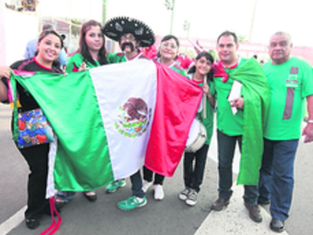 2. Los mexicanos ondearon orgullosos su bandera nacional.