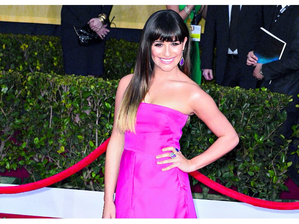 Otros aciertos de la noche. Katrina Bowden se impuso con un traje gris claro y deslumbró por su elegancia y glamour. Por su parte, Lea Michele rompió con una opción en color fucsia del gran diseñador Valentino. Lea llegó con sus mechas californianas