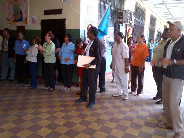 Los educadores colonenses apoyan a Rodríguez. Foto/Delfia Cortez