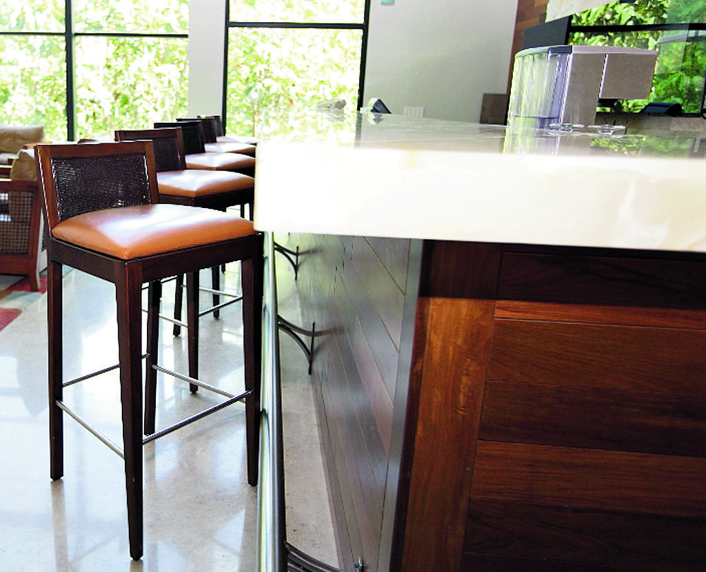 Las butacas altas para el bar son una opción elegante y chic.