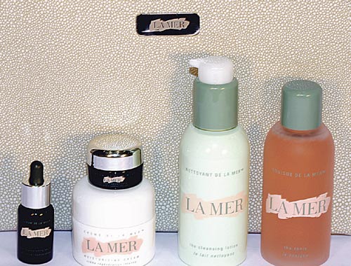 <p>La marca de belleza trae el neceser La Mer, que cuenta con: Tonic, Regenerating Serum, Eye Concentrate, Crème de la Mer y la Cleansing Lotion.</p>