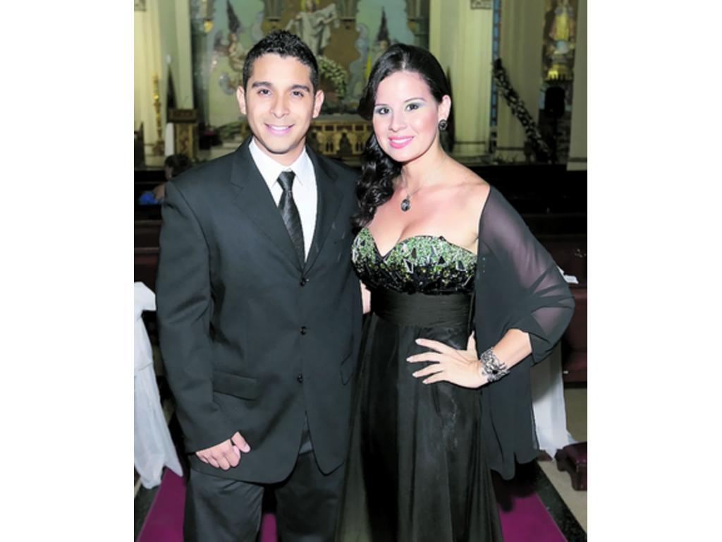 6. Los recién casados sellaron su promesa con un beso.