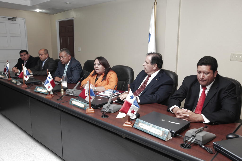 En la reunión participan dos miembros de cada bancada. Foto/Noriel Gutiérrez<br><br>