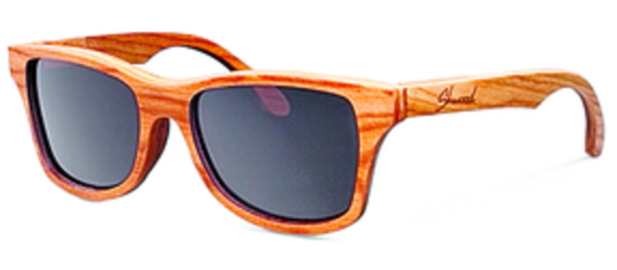De madera. Las gafas con montura imitación de madera es una de las modas más novedosas en lentes graduados y de sol. ¡Espectaculares!