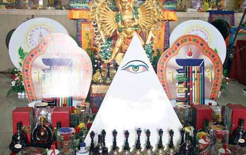 <p>Ofrendas. El ojo de Buda dentro de una pirámide.</p>