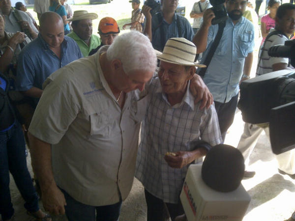 El presidente, Ricardo Martinelli, conversa con los benficiados de 100 a los 70, en Capira. Foto: Cortesía.