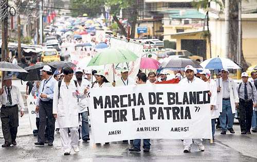 <p>Grupos. Había galenos de la CSS y del MINSA.</p>