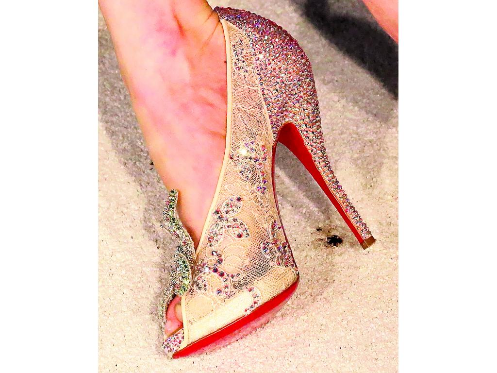 Christian Louboutin. El diseñador hizo el concurso France's Disney Cinderella Competition, en el que buscaba a una cenicienta para regalarle los zapatos.()
