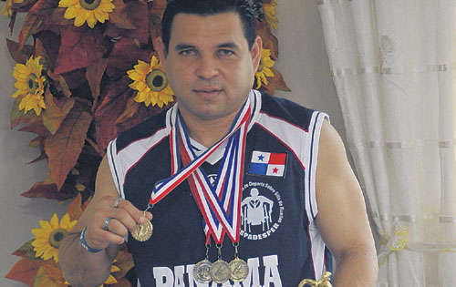 <p></p><p></p><p>Ejemplo. José enseña muy orgulloso algunas de sus medallas en baloncesto y un premio que consiguió en atletismo.</p>