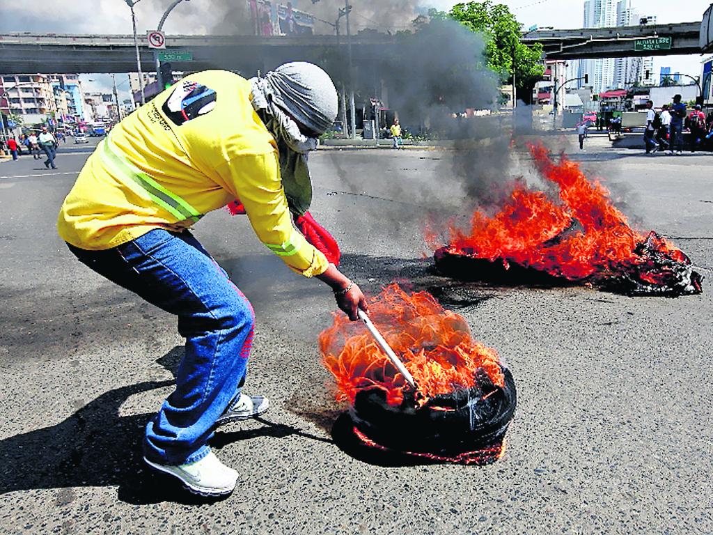 Huelga. Obreros se concentraron frente a la Asamblea.(Noriel Gutiérrez)