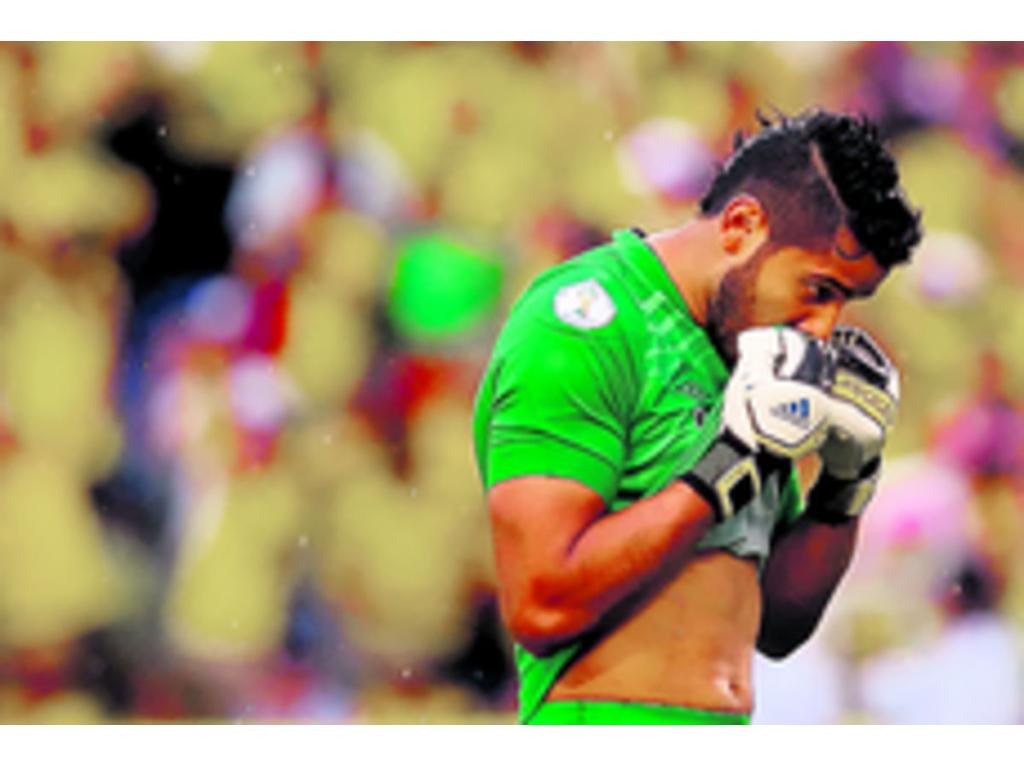El arquero peruano Raúl Fernández se lamenta tras la derrota.(EFE)
