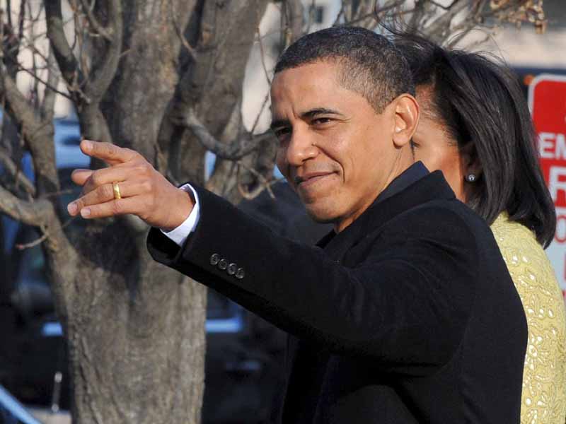 El presidente electo de los Estados Unidos, Barack Obama, y su esposa Michelle Obama, salen de la Iglesia de St. John en Washington DC con destino a la Casa Blanca.