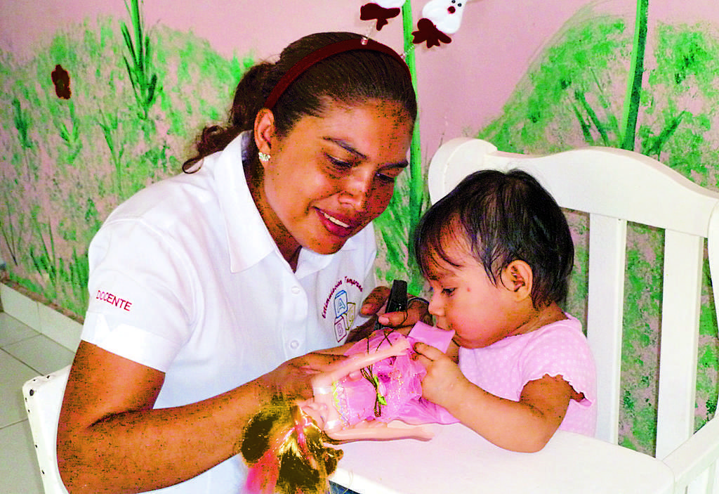 Feliz. La maestra Rosa ve con Maribel la muñeca.(Rosalina Orocú M.)