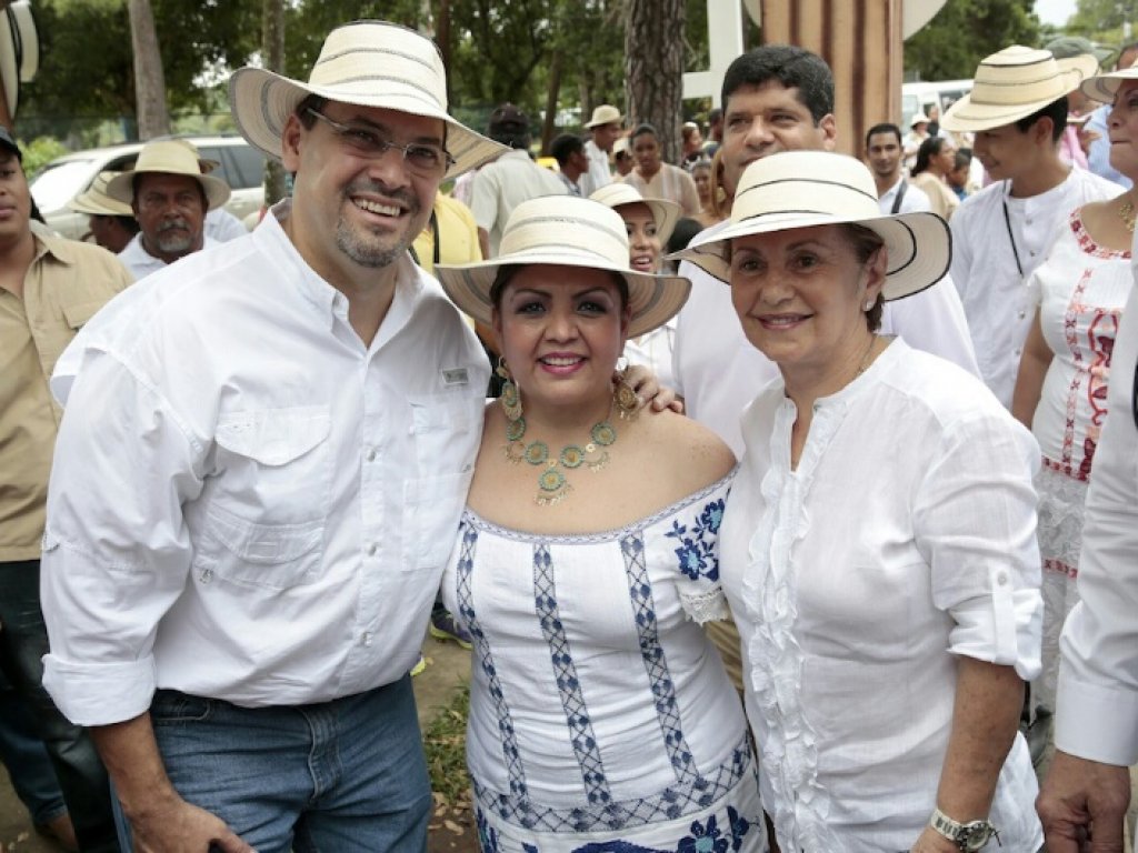 Candidato presidencial de CD, José Domingo Arias y la exmandataria Mireya Moscoso. Foto/Cortesía<br>